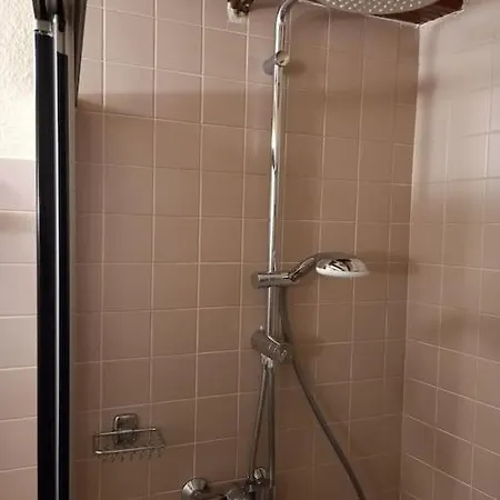 S'gleina Gleck, In The Heart Of A Wine City, 1 Piece Et 1 Salle De Bain