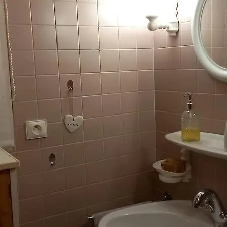 S'gleina Gleck, In The Heart Of A Wine City, 1 Piece Et 1 Salle De Bain *